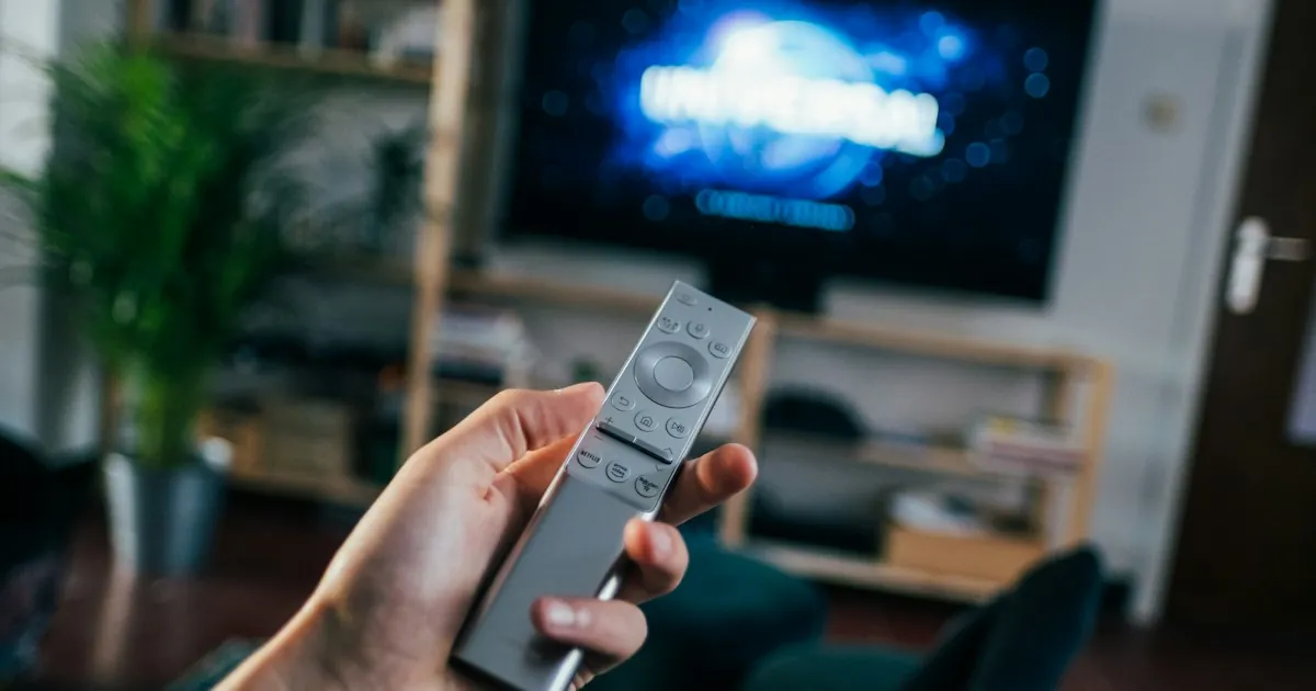 Clé IPTV : illustration d'une clé d'activation sur fond bleu nuit